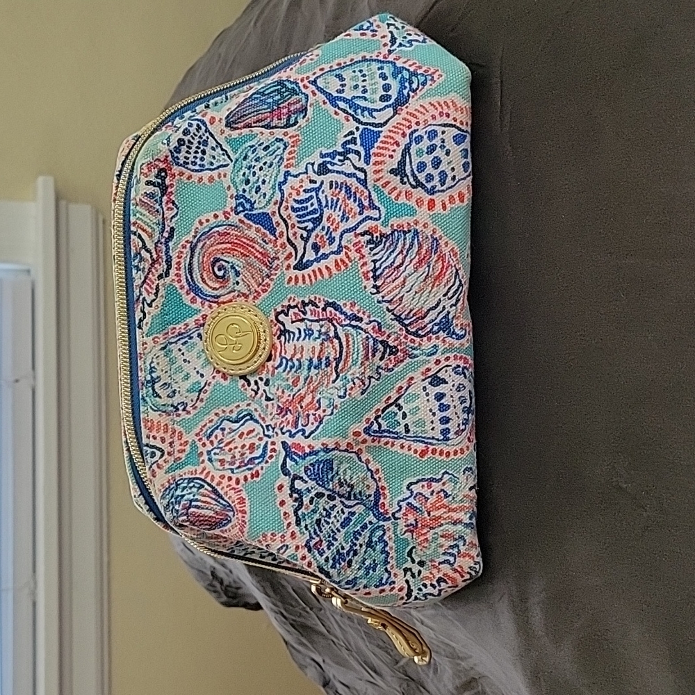 EUC Lilly Pulitzer structured makeup bag jn Shell Me About It